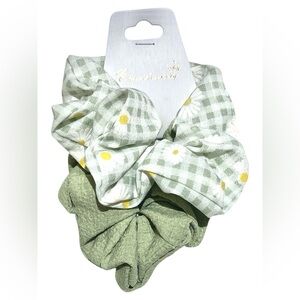 CHLOE ACCESSORY 2PC. GREEN GINGHAM & SOLID HAIR SCRUNCHIES